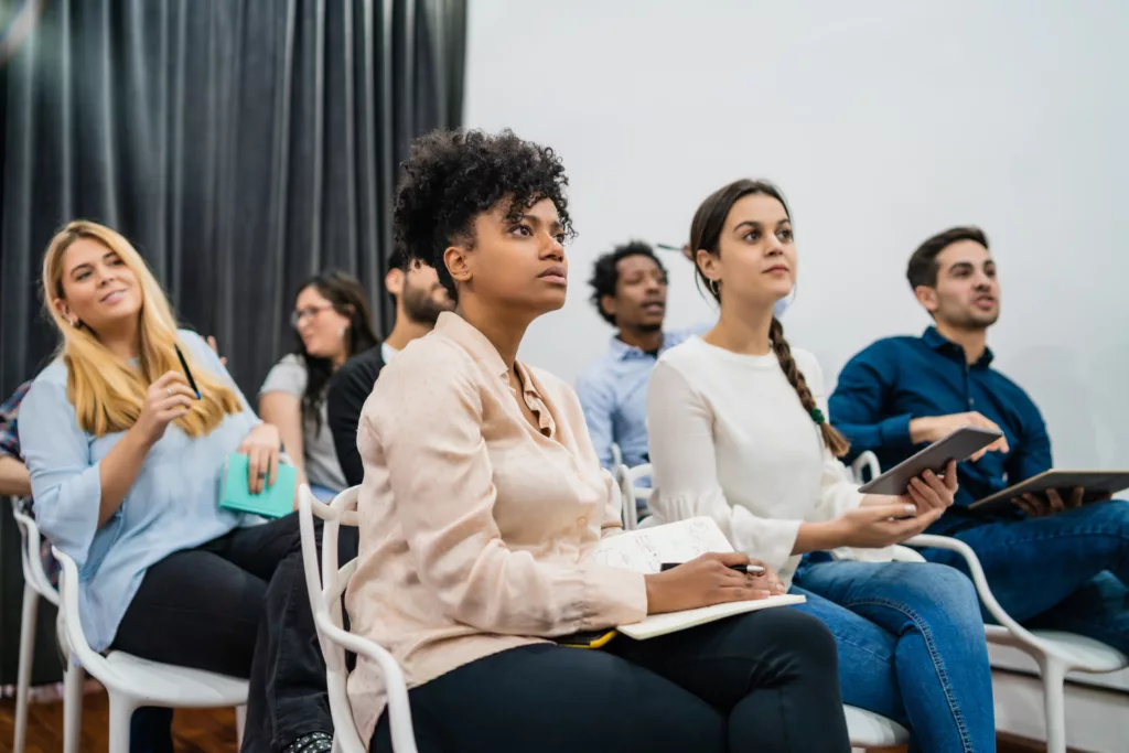 Étudiants lors d’une conférence en école supérieure