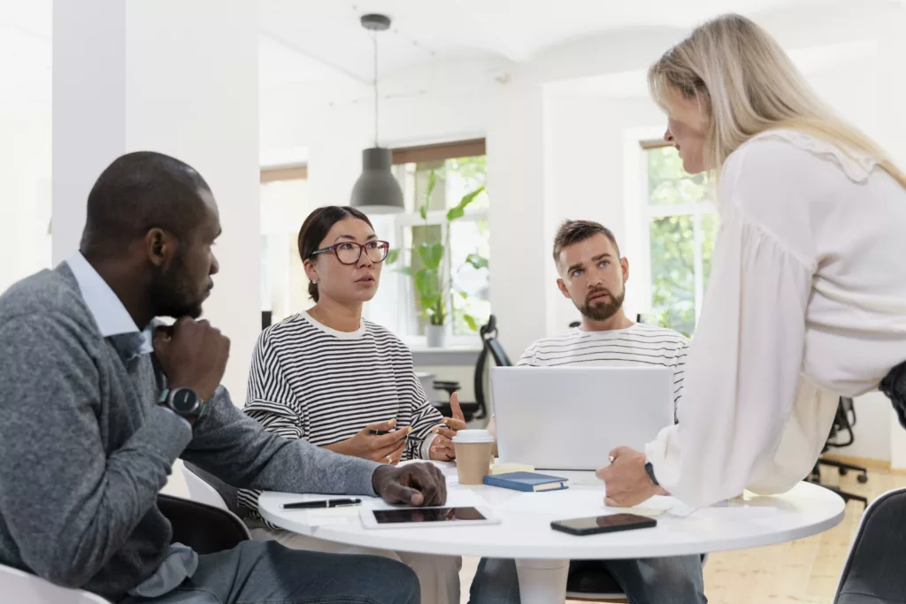 Équipe en échange sur les relations de travail et la prévention des RPS