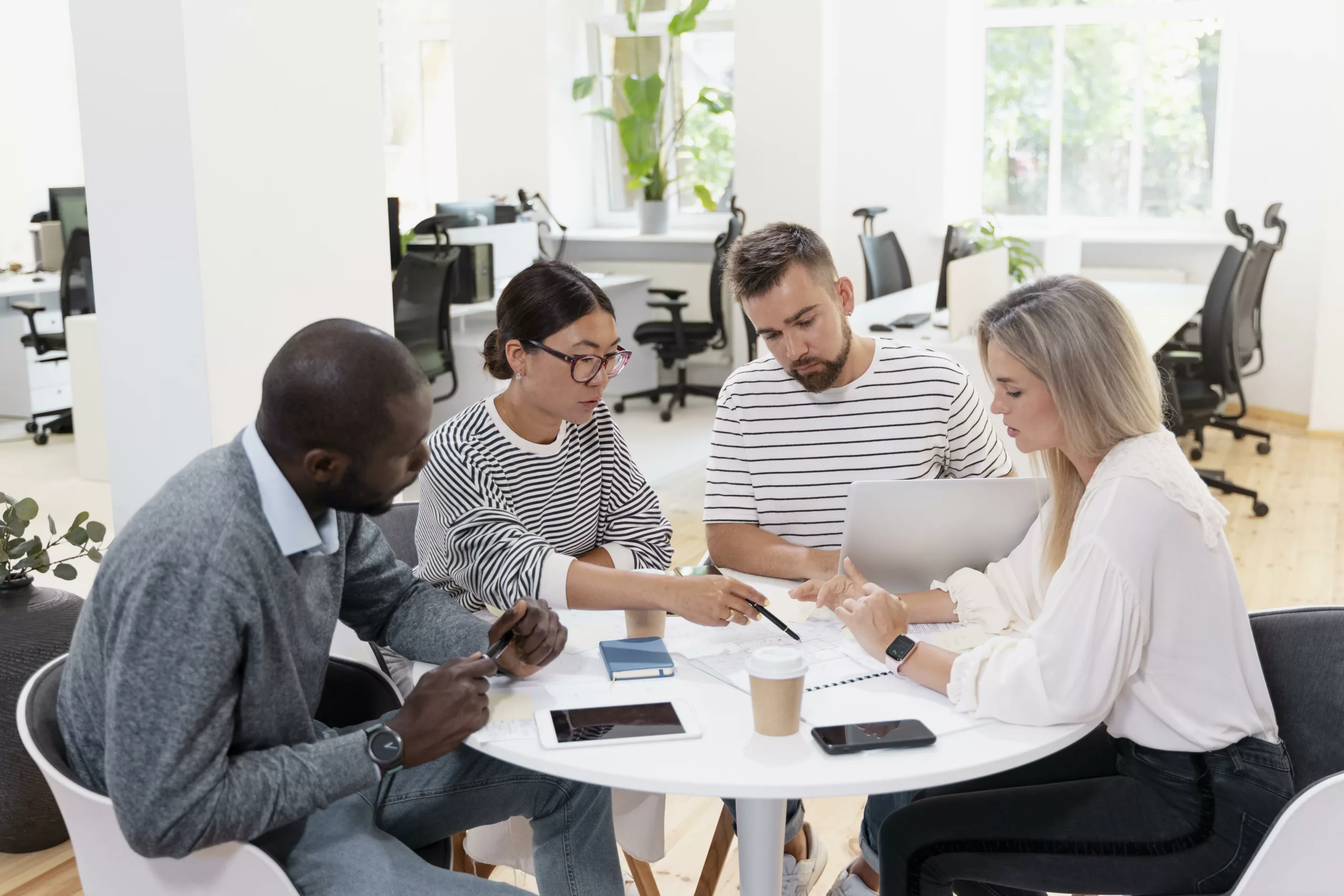 Réunion entre collègues sur le sexisme au travail